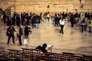 Kudüs, İsrail, 14 Aralık 2025 'te Kudüs' teki Hanuka kutlamalarının ilk gününde Batı Duvarı 'nın (Kotel) erkekler bölümünde namaz kılan Yahudi erkekler görülüyor..