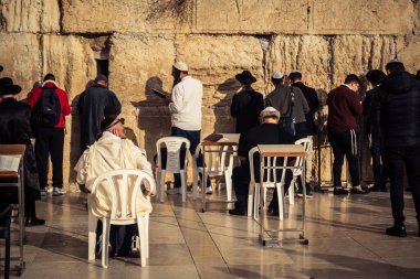 Kudüs, İsrail, 14 Aralık 2025 'te Kudüs' teki Hanuka kutlamalarının ilk gününde Batı Duvarı 'nın (Kotel) erkekler bölümünde namaz kılan Yahudi erkekler görülüyor..