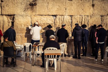 Kudüs, İsrail, 14 Aralık 2025 'te Kudüs' teki Hanuka kutlamalarının ilk gününde Batı Duvarı 'nın (Kotel) erkekler bölümünde namaz kılan Yahudi erkekler görülüyor..