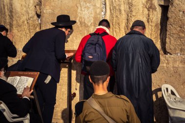 Kudüs, İsrail, 14 Aralık 2025 'te Kudüs' teki Hanuka kutlamalarının ilk gününde Batı Duvarı 'nın (Kotel) erkekler bölümünde namaz kılan Yahudi erkekler görülüyor..