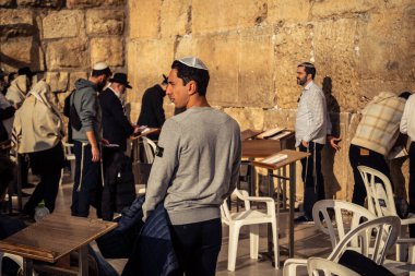 Kudüs, İsrail, 14 Aralık 2025 'te Kudüs' teki Hanuka kutlamalarının ilk gününde Batı Duvarı 'nın (Kotel) erkekler bölümünde namaz kılan Yahudi erkekler görülüyor..