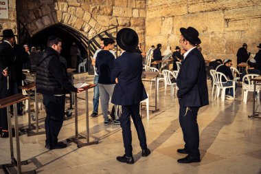 Kudüs, İsrail, 14 Aralık 2025 'te Kudüs' teki Hanuka kutlamalarının ilk gününde Batı Duvarı 'nın (Kotel) erkekler bölümünde namaz kılan Yahudi erkekler görülüyor..