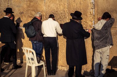 Kudüs, İsrail, 14 Aralık 2025 'te Kudüs' teki Hanuka kutlamalarının ilk gününde Batı Duvarı 'nın (Kotel) erkekler bölümünde namaz kılan Yahudi erkekler görülüyor..