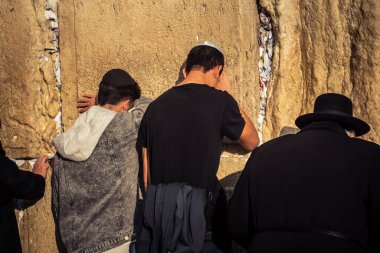 Kudüs, İsrail, 14 Aralık 2025 'te Kudüs' teki Hanuka kutlamalarının ilk gününde Batı Duvarı 'nın (Kotel) erkekler bölümünde namaz kılan Yahudi erkekler görülüyor..