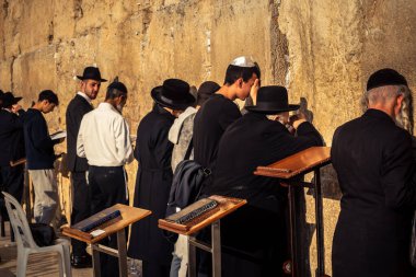 Kudüs, İsrail, 14 Aralık 2025 'te Kudüs' teki Hanuka kutlamalarının ilk gününde Batı Duvarı 'nın (Kotel) erkekler bölümünde namaz kılan Yahudi erkekler görülüyor..