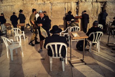 Kudüs, İsrail, 14 Aralık 2025 'te Kudüs' teki Hanuka kutlamalarının ilk gününde Batı Duvarı 'nın (Kotel) erkekler bölümünde namaz kılan Yahudi erkekler görülüyor..