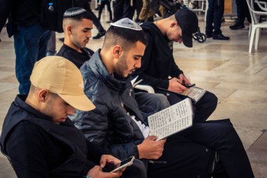 Kudüs, İsrail, 14 Aralık 2025 'te Kudüs' teki Hanuka kutlamalarının ilk gününde Batı Duvarı 'nın (Kotel) erkekler bölümünde namaz kılan Yahudi erkekler görülüyor..