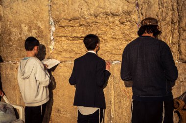 Kudüs, İsrail, 14 Aralık 2025 'te Kudüs' teki Hanuka kutlamalarının ilk gününde Batı Duvarı 'nın (Kotel) erkekler bölümünde namaz kılan Yahudi erkekler görülüyor..