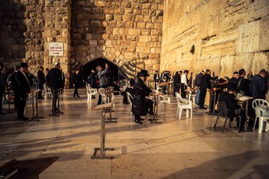 Kudüs, İsrail, 14 Aralık 2025 'te Kudüs' teki Hanuka kutlamalarının ilk gününde Batı Duvarı 'nın (Kotel) erkekler bölümünde namaz kılan Yahudi erkekler görülüyor..