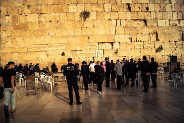 Kudüs, İsrail, 14 Aralık 2025 'te Kudüs' teki Hanuka kutlamalarının ilk gününde Batı Duvarı 'nın (Kotel) erkekler bölümünde namaz kılan Yahudi erkekler görülüyor..
