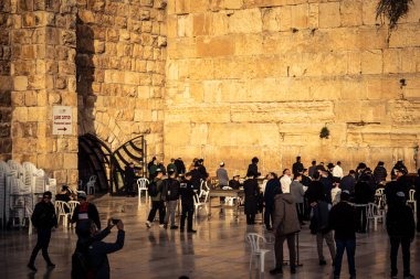 Kudüs, İsrail, 14 Aralık 2025 'te Kudüs' teki Hanuka kutlamalarının ilk gününde Batı Duvarı 'nın (Kotel) erkekler bölümünde namaz kılan Yahudi erkekler görülüyor..