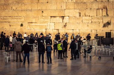 Kudüs, İsrail, 14 Aralık 2025 'te Kudüs' teki Hanuka kutlamalarının ilk gününde Batı Duvarı 'nın (Kotel) erkekler bölümünde namaz kılan Yahudi erkekler görülüyor..