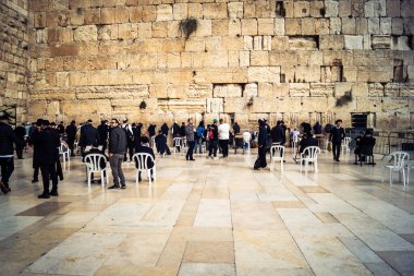 Kudüs, İsrail, 14 Aralık 2025 'te Kudüs' teki Hanuka kutlamalarının ilk gününde Batı Duvarı 'nın (Kotel) erkekler bölümünde namaz kılan Yahudi erkekler görülüyor..