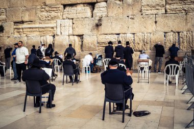 Kudüs, İsrail, 14 Aralık 2025 'te Kudüs' teki Hanuka kutlamalarının ilk gününde Batı Duvarı 'nın (Kotel) erkekler bölümünde namaz kılan Yahudi erkekler görülüyor..