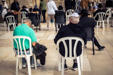 Kudüs, İsrail, 14 Aralık 2025 'te Kudüs' teki Hanuka kutlamalarının ilk gününde Batı Duvarı 'nın (Kotel) erkekler bölümünde namaz kılan Yahudi erkekler görülüyor..