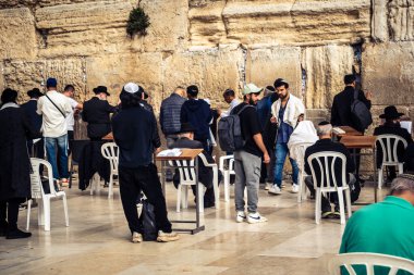 Kudüs, İsrail, 14 Aralık 2025 'te Kudüs' teki Hanuka kutlamalarının ilk gününde Batı Duvarı 'nın (Kotel) erkekler bölümünde namaz kılan Yahudi erkekler görülüyor..