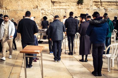 Kudüs, İsrail, 14 Aralık 2025 'te Kudüs' teki Hanuka kutlamalarının ilk gününde Batı Duvarı 'nın (Kotel) erkekler bölümünde namaz kılan Yahudi erkekler görülüyor..