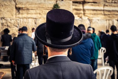 Kudüs, İsrail, 14 Aralık 2025 'te Kudüs' teki Hanuka kutlamalarının ilk gününde Batı Duvarı 'nın (Kotel) erkekler bölümünde namaz kılan Yahudi erkekler görülüyor..