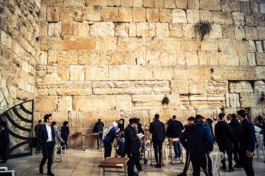 Kudüs, İsrail, 14 Aralık 2025 'te Kudüs' teki Hanuka kutlamalarının ilk gününde Batı Duvarı 'nın (Kotel) erkekler bölümünde namaz kılan Yahudi erkekler görülüyor..