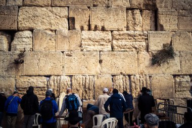 Kudüs, İsrail, 14 Aralık 2025 'te Kudüs' teki Hanuka kutlamalarının ilk gününde Batı Duvarı 'nın (Kotel) erkekler bölümünde namaz kılan Yahudi erkekler görülüyor..