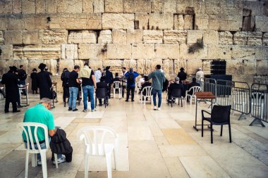 Kudüs, İsrail, 14 Aralık 2025 'te Kudüs' teki Hanuka kutlamalarının ilk gününde Batı Duvarı 'nın (Kotel) erkekler bölümünde namaz kılan Yahudi erkekler görülüyor..