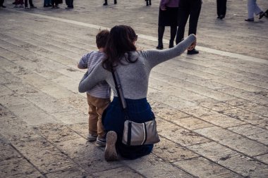 Kudüs, İsrail, 14 Aralık 2025 'te Batı Duvarı' nı (Kotel) ziyaret eden Yahudi aileler, Eski Kudüs 'teki Hanuka' nın ilk günü için yapılan kutlama ve hazırlıkları gözlemlediler..