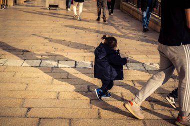 Kudüs, İsrail, 14 Aralık 2025 'te Batı Duvarı' nı (Kotel) ziyaret eden Yahudi aileler, Eski Kudüs 'teki Hanuka' nın ilk günü için yapılan kutlama ve hazırlıkları gözlemlediler..