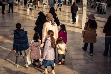 Kudüs, İsrail, 14 Aralık 2025 'te Kudüs' teki Hanuka kutlamalarının ilk gününde Batı Duvarı 'nın (Kotel) kadınlar bölümünde dua eden Yahudi kadınlar görülüyor..