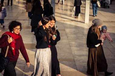 Kudüs, İsrail, 14 Aralık 2025 'te Kudüs' teki Hanuka kutlamalarının ilk gününde Batı Duvarı 'nın (Kotel) kadınlar bölümünde dua eden Yahudi kadınlar görülüyor..