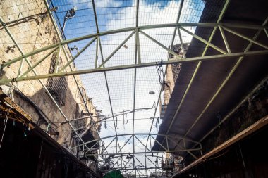 Hebron, Batı Şeria, 17 Aralık 2025 Eski Şehirdeki Filistin sokaklarına kurulmuş koruyucu metal ağlar İsrailli yerleşimcilerin yukarıdaki evlerden attığı taş ve enkazı yakalamak için.