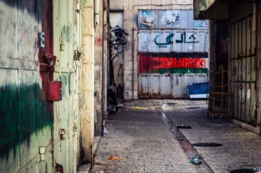 Hebron, Batı Şeria, 17 Aralık 2025 Siyasi grafiti ve duvar resimleri Eski Şehrin H2 sektöründe, bölünmüş şehrin merkezindeki Filistin direnişini ve kimliğini yansıtıyor..