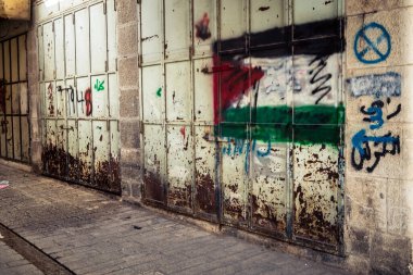 Hebron, Batı Şeria, 17 Aralık 2025 Siyasi grafiti ve duvar resimleri Eski Şehrin H2 sektöründe, bölünmüş şehrin merkezindeki Filistin direnişini ve kimliğini yansıtıyor..