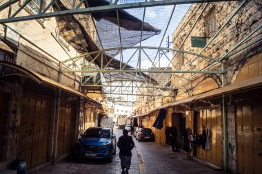 Hebron, Batı Şeria, 17 Aralık 2025 Eski Şehirdeki Filistin sokaklarına kurulmuş koruyucu metal ağlar İsrailli yerleşimcilerin yukarıdaki evlerden attığı taş ve enkazı yakalamak için.