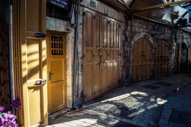 Hebron, Batı Şeria, 17 Aralık 2025 Filistin dükkanları İsrail askeri bölgelerine ve yerleşim yerlerine yakın oldukları için kapanmak zorunda kaldı..