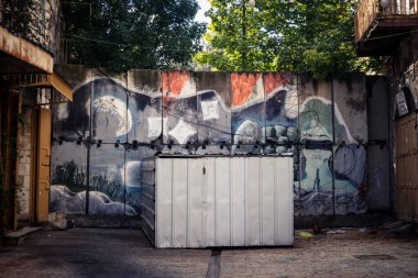 Hebron, Batı Şeria, 17 Aralık 2025. Ağır metal ayırma kapıları ve kontrol noktaları Eski Şehir 'deki Filistin mahalleleri ve İsrail kontrolündeki bölgeler arasındaki erişimi kontrol ediyor..