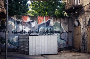 Hebron, Batı Şeria, 17 Aralık 2025. Ağır metal ayırma kapıları ve kontrol noktaları Eski Şehir 'deki Filistin mahalleleri ve İsrail kontrolündeki bölgeler arasındaki erişimi kontrol ediyor..