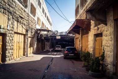 Hebron, Batı Şeria, 17 Aralık 2025 askeri kısıtlamaların ve yakınlardaki yerleşimlerin bir zamanlar meşgul olan mahalleleri hayalet kasabaya çevirdiği Eski Şehrin H2 sektöründeki terk edilmiş sokaklar..