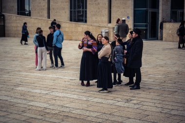 Kudüs, İsrail, 14 Aralık 2025 'te Batı Duvarı' nı (Kotel) ziyaret eden Yahudi aileler, Eski Kudüs 'teki Hanuka' nın ilk günü için yapılan kutlama ve hazırlıkları gözlemlediler..