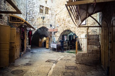 Hebron, Batı Şeria, 17 Aralık 2025 Filistin dükkanları İsrail askeri bölgelerine ve yerleşim yerlerine yakın oldukları için kapanmak zorunda kaldı..