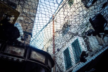 Hebron, Batı Şeria, 17 Aralık 2025 Eski Şehirdeki Filistin sokaklarına kurulmuş koruyucu metal ağlar İsrailli yerleşimcilerin yukarıdaki evlerden attığı taş ve enkazı yakalamak için.