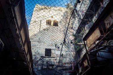 Hebron, Batı Şeria, 17 Aralık 2025 Eski Şehirdeki Filistin sokaklarına kurulmuş koruyucu metal ağlar İsrailli yerleşimcilerin yukarıdaki evlerden attığı taş ve enkazı yakalamak için.