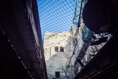 Hebron, Batı Şeria, 17 Aralık 2025 Eski Şehirdeki Filistin sokaklarına kurulmuş koruyucu metal ağlar İsrailli yerleşimcilerin yukarıdaki evlerden attığı taş ve enkazı yakalamak için.