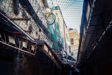 Hebron, Batı Şeria, 17 Aralık 2025 Eski Şehirdeki Filistin sokaklarına kurulmuş koruyucu metal ağlar İsrailli yerleşimcilerin yukarıdaki evlerden attığı taş ve enkazı yakalamak için.