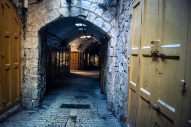 Hebron, Batı Şeria, 17 Aralık 2025 Filistin dükkanları İsrail askeri bölgelerine ve yerleşim yerlerine yakın oldukları için kapanmak zorunda kaldı..