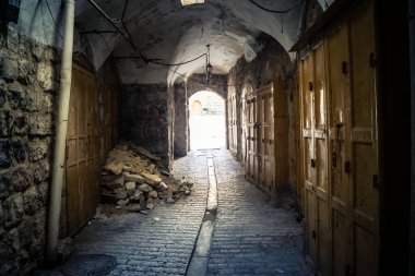 Hebron, Batı Şeria, 17 Aralık 2025 Filistin dükkanları İsrail askeri bölgelerine ve yerleşim yerlerine yakın oldukları için kapanmak zorunda kaldı..