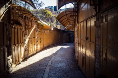 Hebron, Batı Şeria, 17 Aralık 2025 Filistin dükkanları İsrail askeri bölgelerine ve yerleşim yerlerine yakın oldukları için kapanmak zorunda kaldı..
