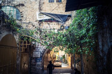 Hebron, Batı Şeria, 17 Aralık 2025 askeri kısıtlamaların ve yakınlardaki yerleşimlerin bir zamanlar meşgul olan mahalleleri hayalet kasabaya çevirdiği Eski Şehrin H2 sektöründeki terk edilmiş sokaklar..