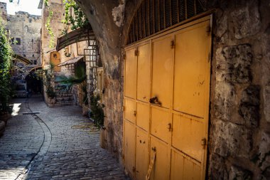 Hebron, Batı Şeria, 17 Aralık 2025 Filistin dükkanları İsrail askeri bölgelerine ve yerleşim yerlerine yakın oldukları için kapanmak zorunda kaldı..