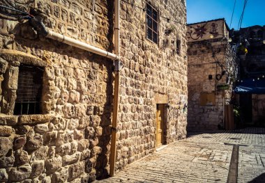 Hebron, Batı Şeria, 17 Aralık 2025 askeri kısıtlamaların ve yakınlardaki yerleşimlerin bir zamanlar meşgul olan mahalleleri hayalet kasabaya çevirdiği Eski Şehrin H2 sektöründeki terk edilmiş sokaklar..