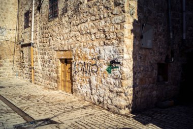 Hebron, Batı Şeria, 17 Aralık 2025 askeri kısıtlamaların ve yakınlardaki yerleşimlerin bir zamanlar meşgul olan mahalleleri hayalet kasabaya çevirdiği Eski Şehrin H2 sektöründeki terk edilmiş sokaklar..